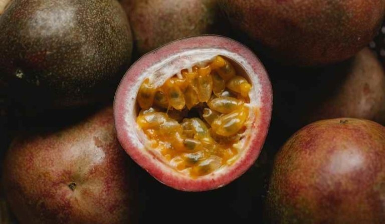 कृष्णा फल के फायदे और नुकसान Passion Fruit In Hindi